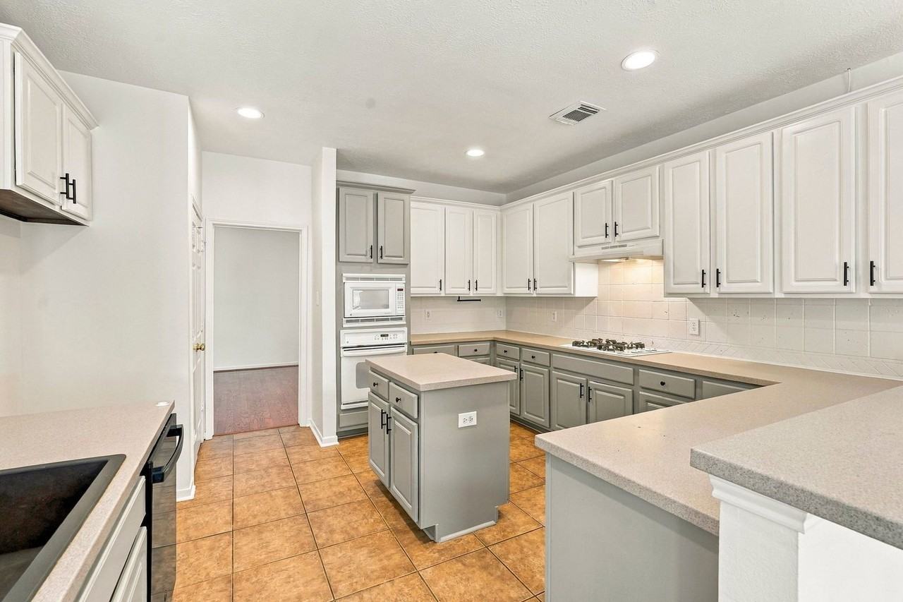 2845 Martina Dr - Photo 4 of 27