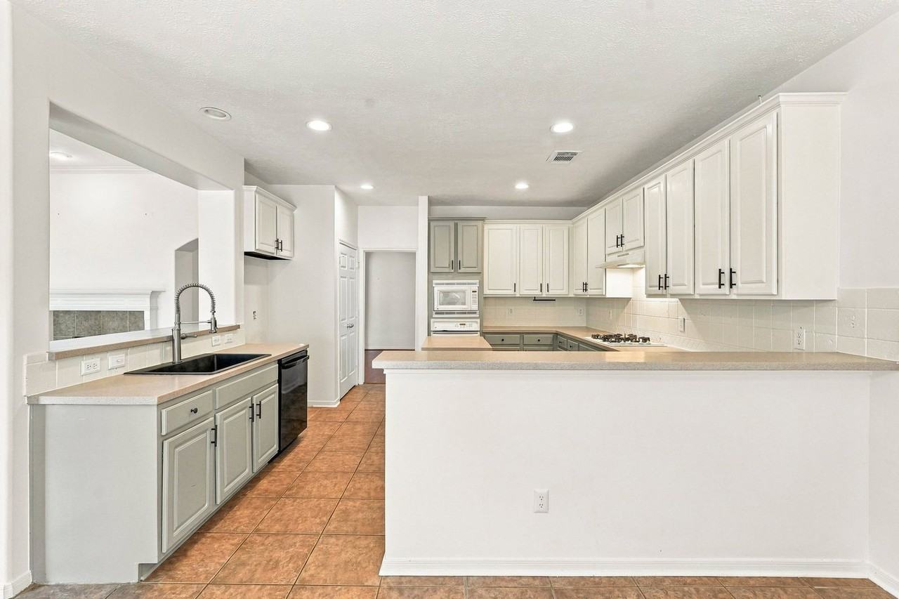 2845 Martina Dr - Photo 6 of 27