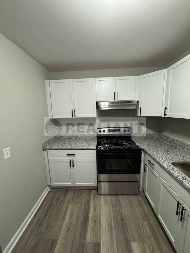 209 Lakeshore Dr #8 - Photo 3 of 37