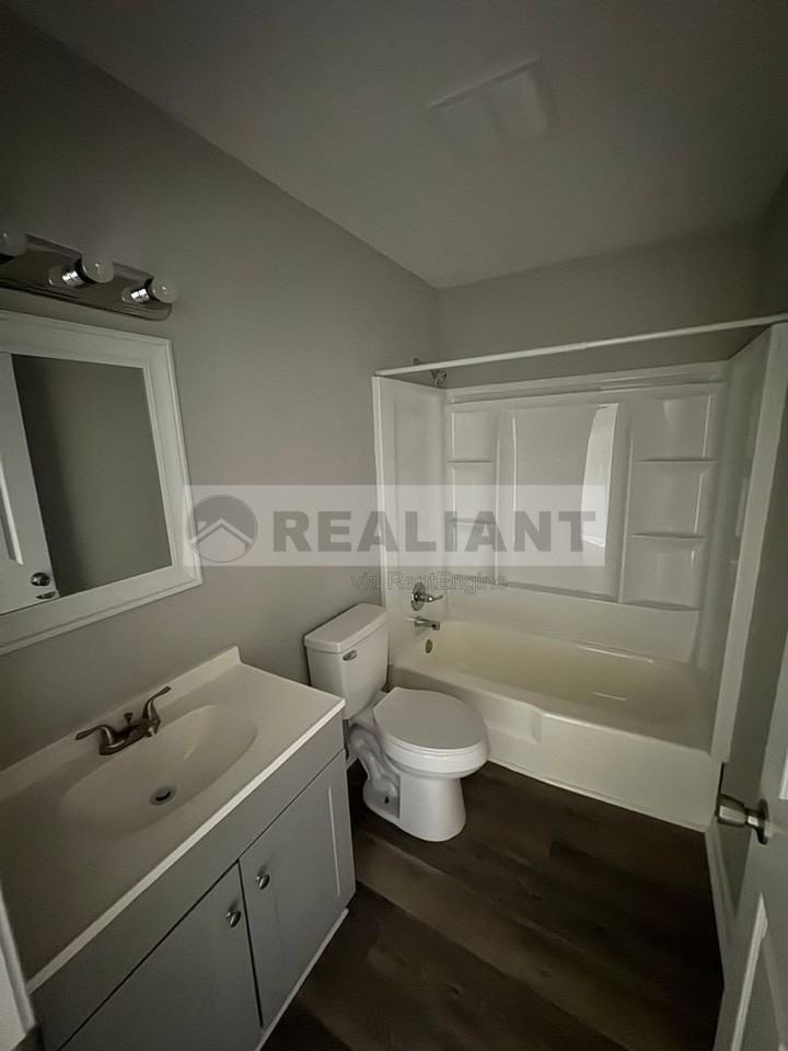 209 Lakeshore Dr #8 - Photo 4 of 37