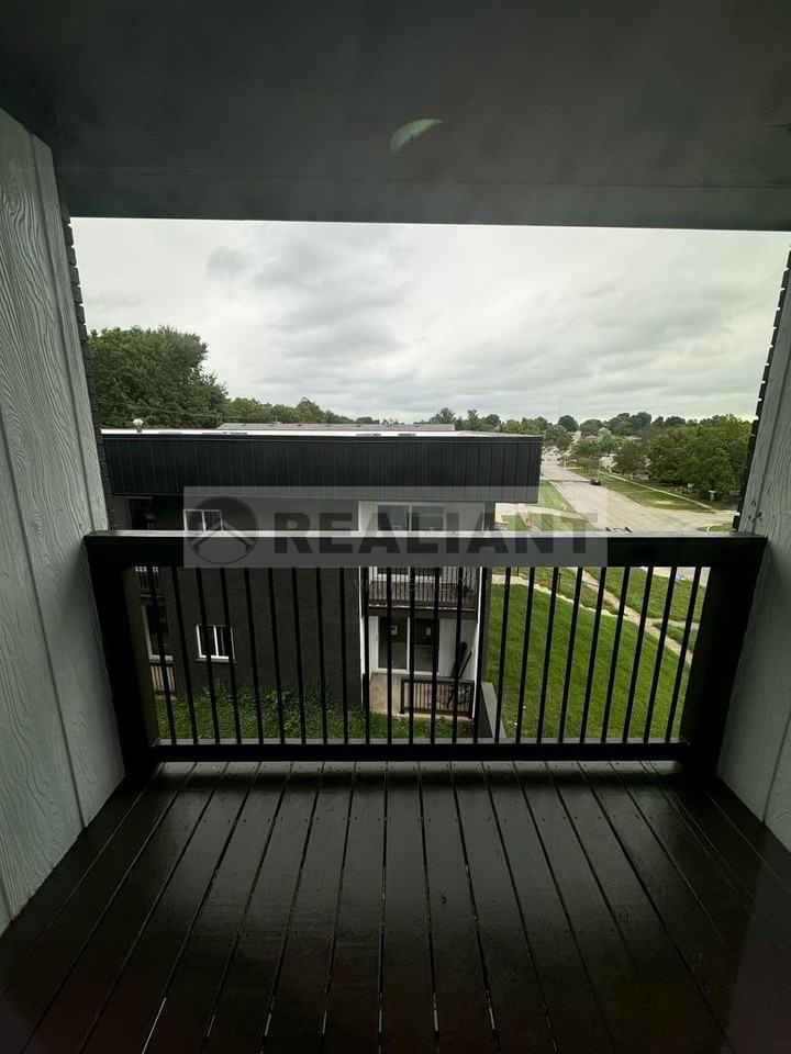 209 Lakeshore Dr #8 - Photo 6 of 37
