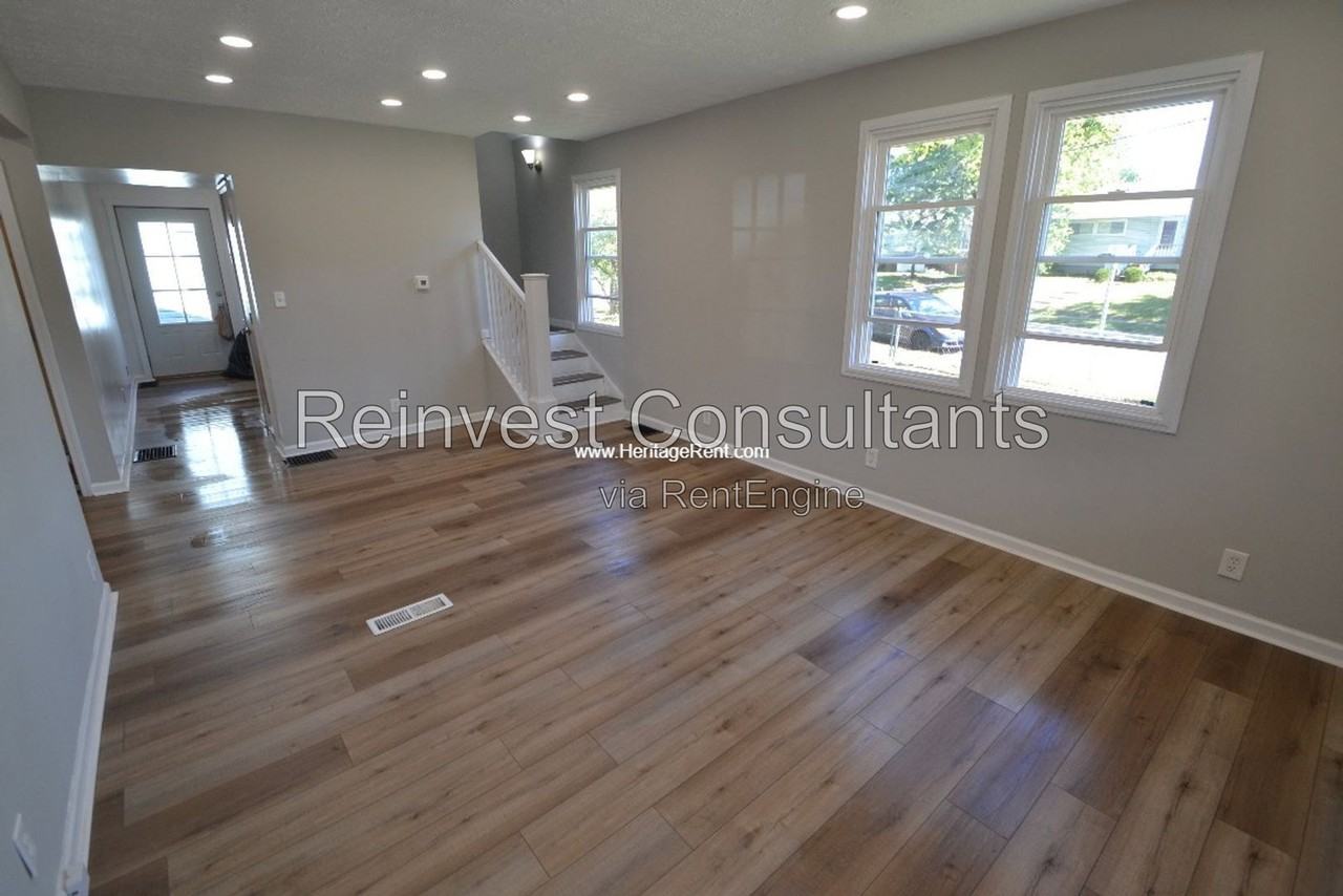 1894 E Galbraith Rd - Photo 2 of 12