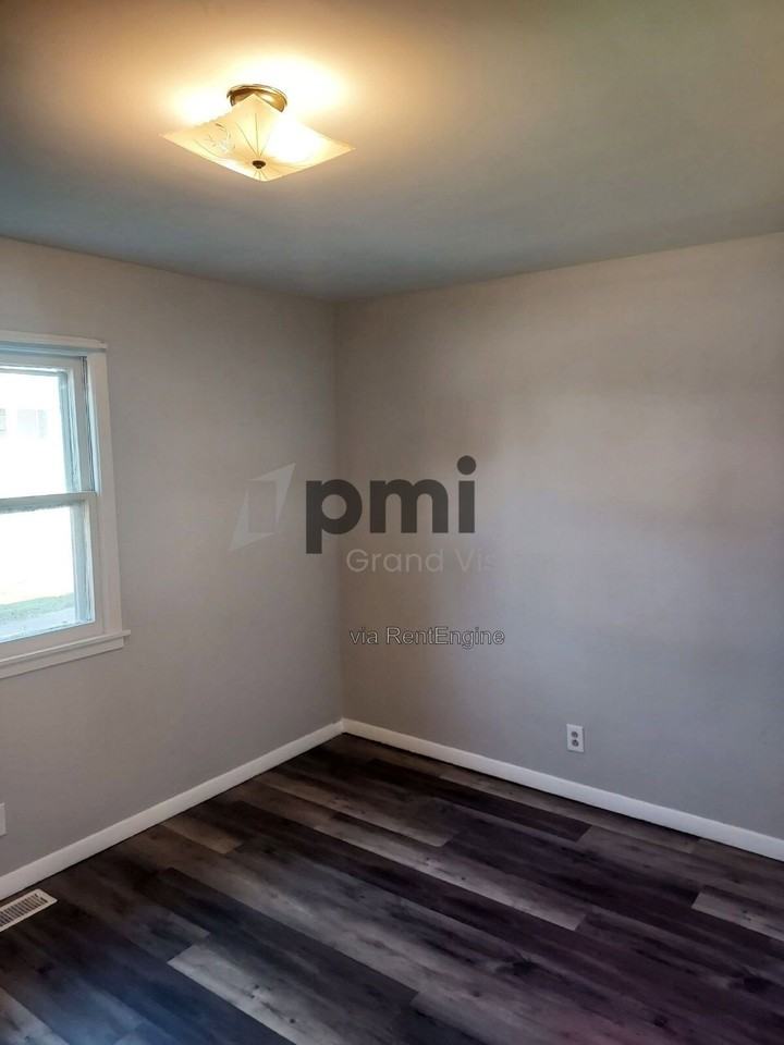340 N Monroe St #1 - Photo 7 of 32