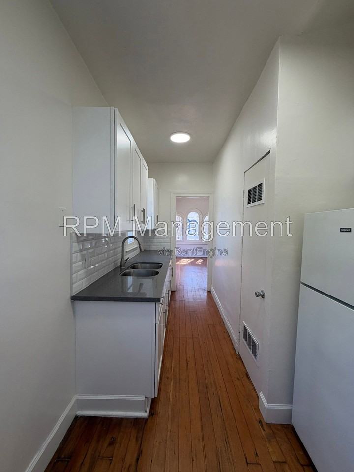 835 3/4 N Formosa Ave - Photo 3 of 8