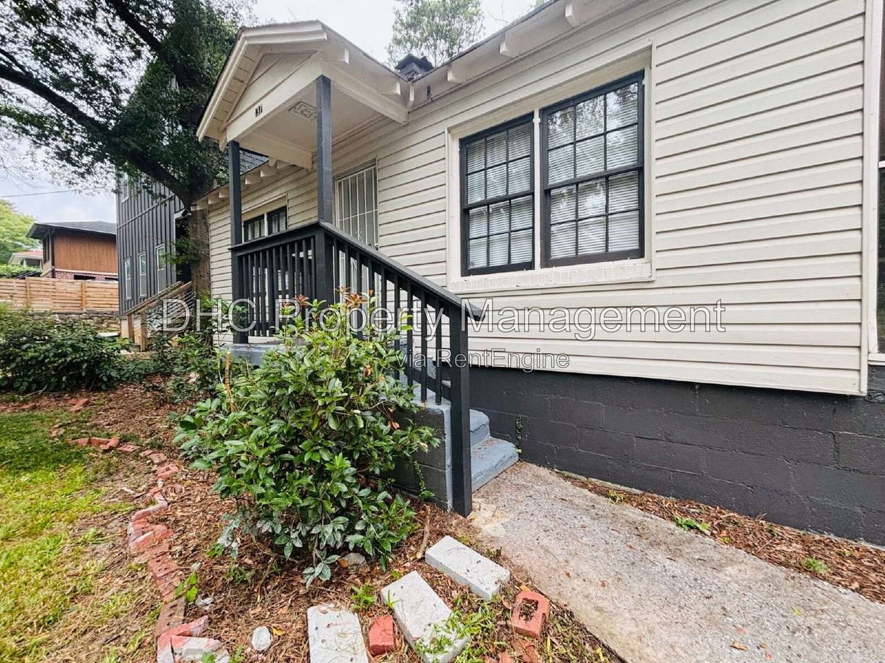 137 Holly Rd Nw - Photo 2 of 22