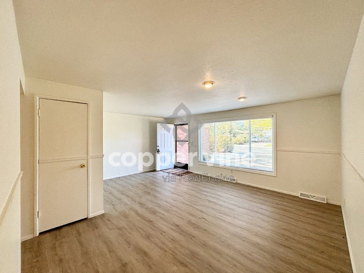 978 E 10th Ave - Photo 4 of 24