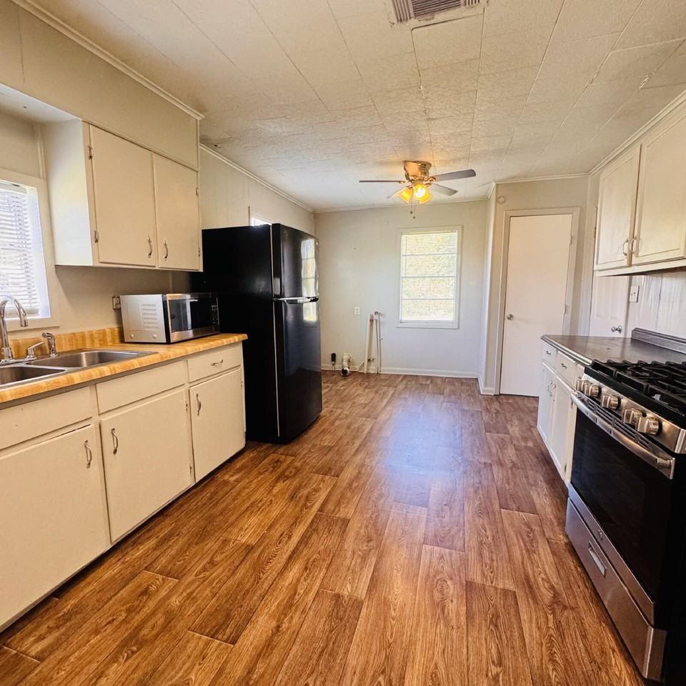 122 8th Ave - Photo 4 of 14