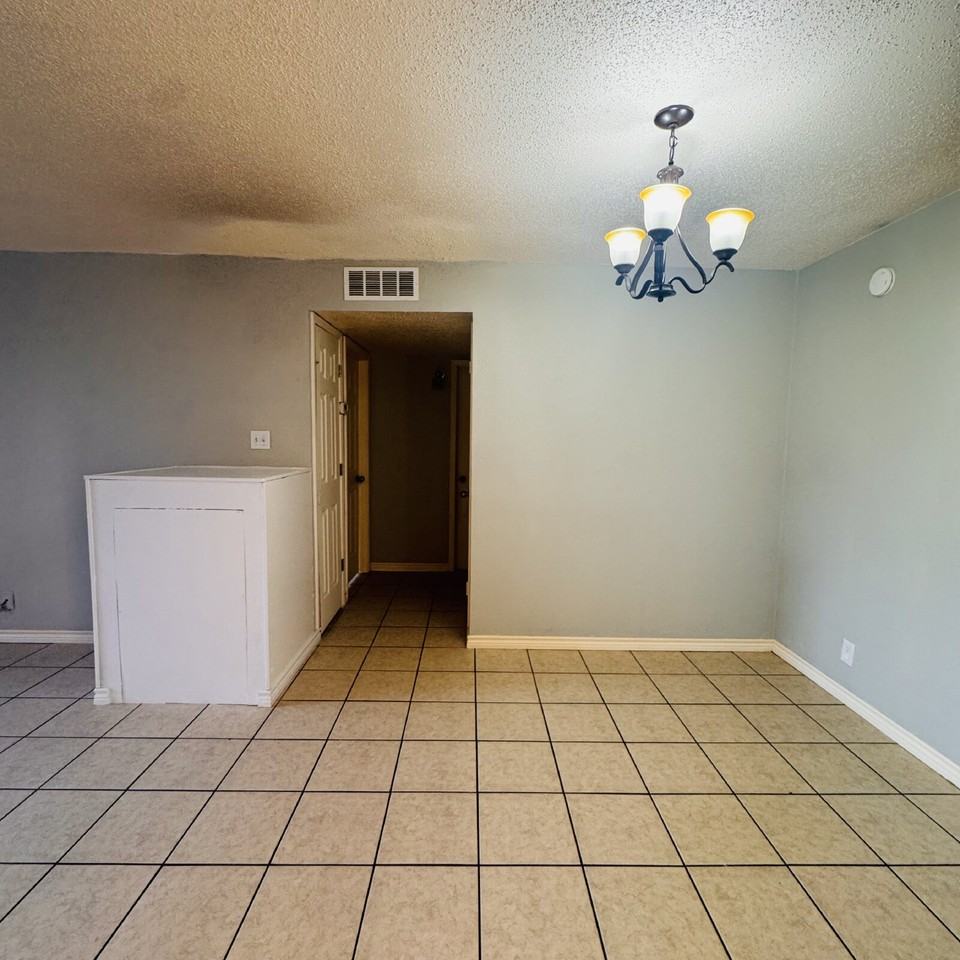 881 Ridgewood Dr Apt 31 - Photo 4 of 17