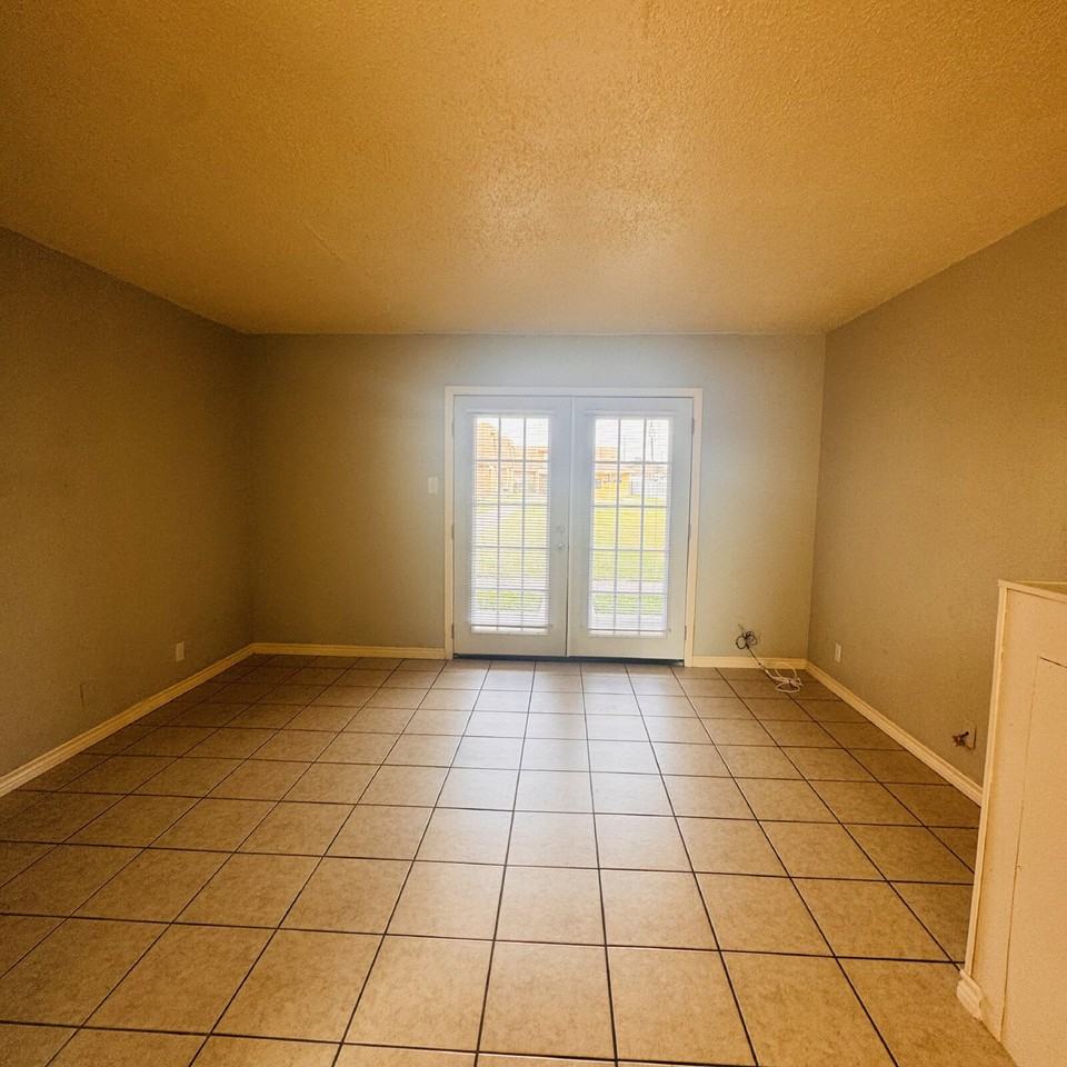 881 Ridgewood Dr Apt 31 - Photo 5 of 17