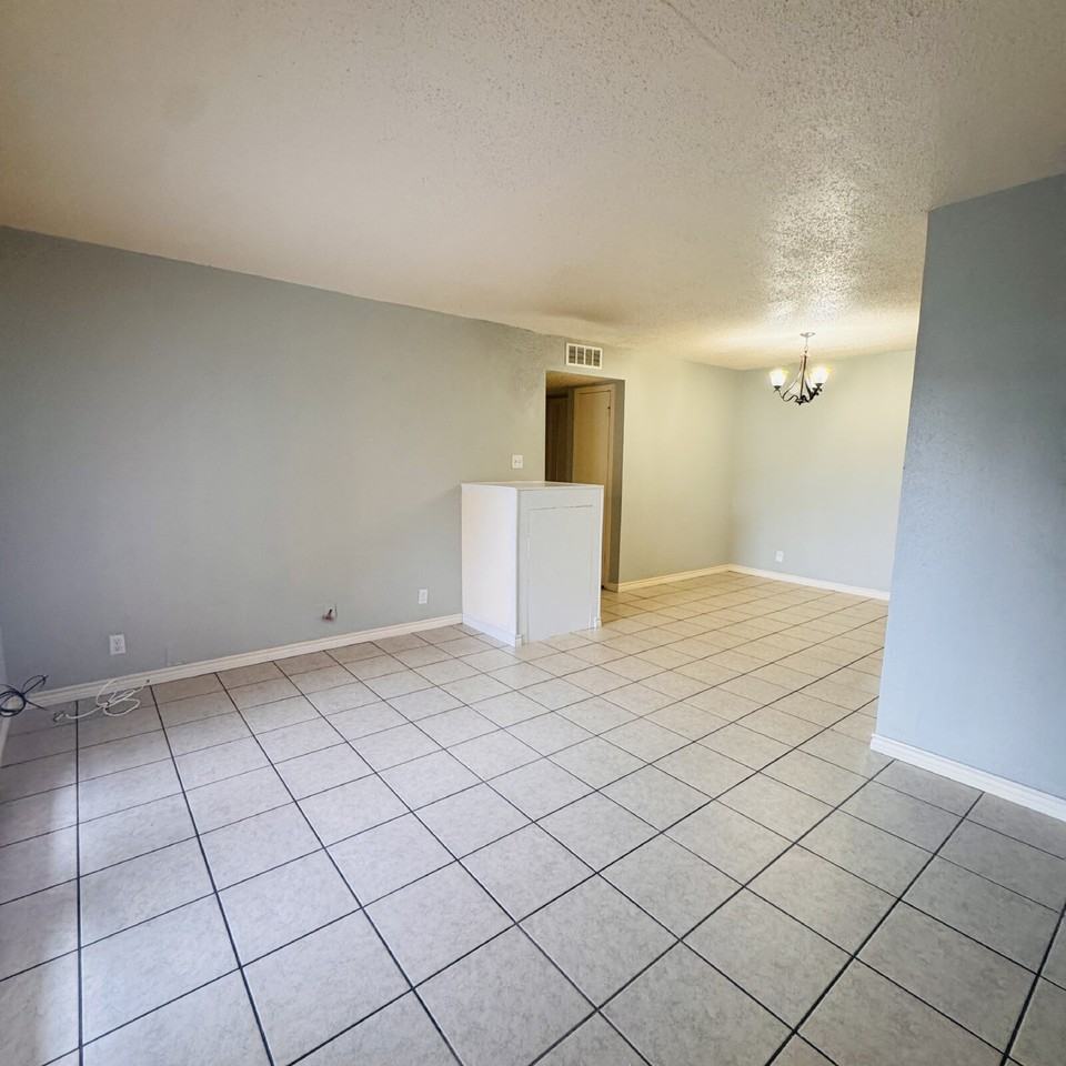 881 Ridgewood Dr Apt 31 - Photo 6 of 17