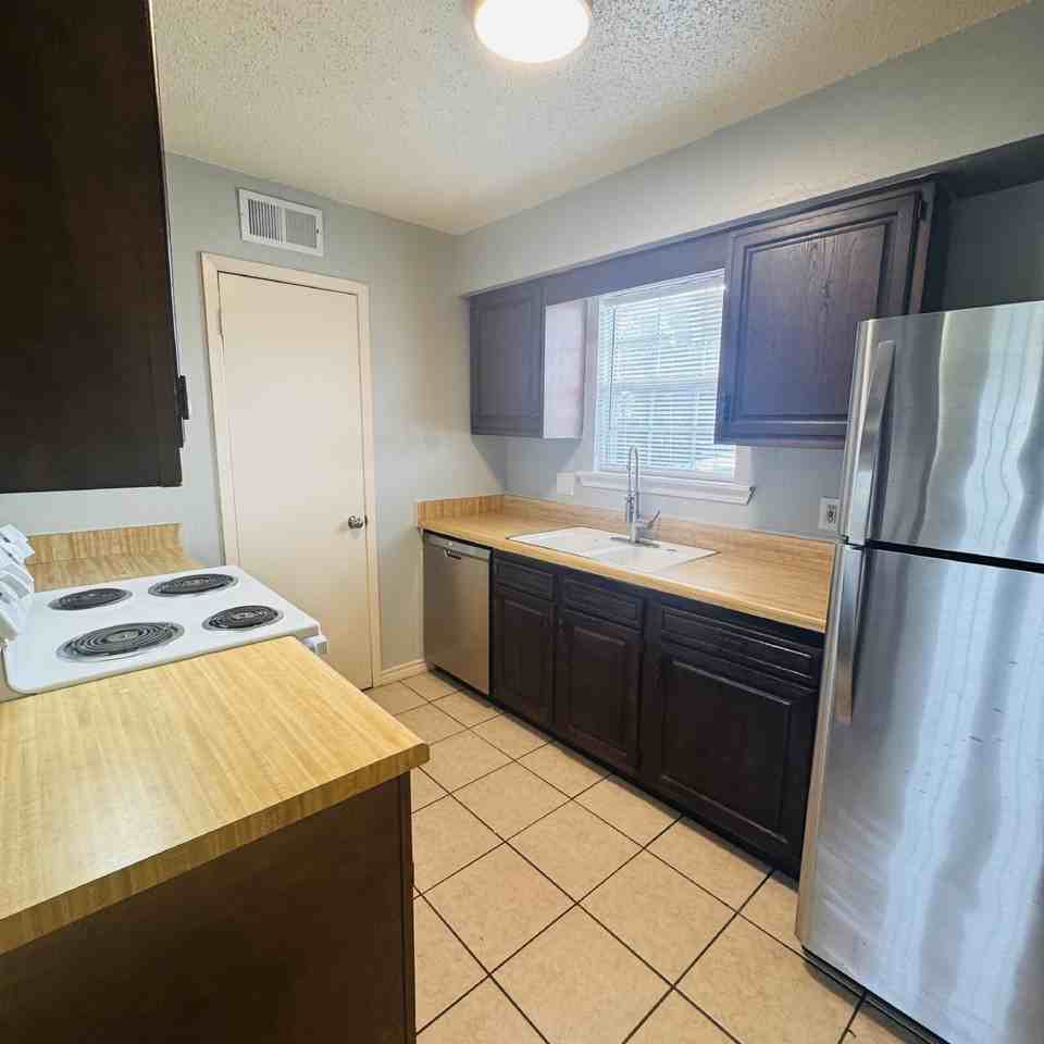 881 Ridgewood Dr Apt 31 - Photo 7 of 17