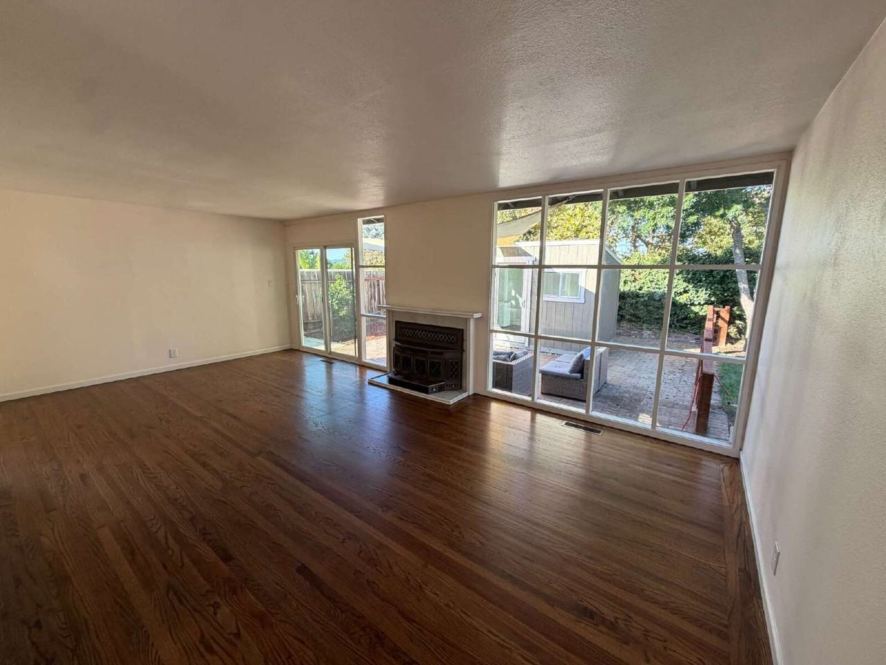 3191 Claudia Dr - Photo 4 of 31