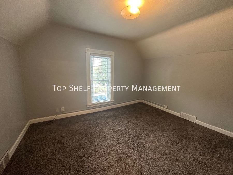 1446 34th St - Photo 5 of 10