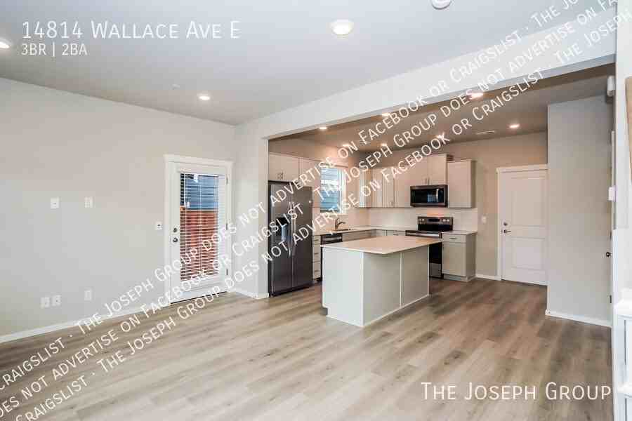 14814 Wallace Ave E - Photo 4 of 32