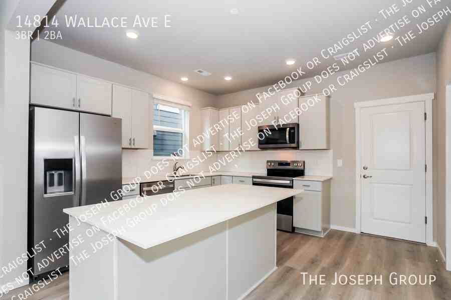 14814 Wallace Ave E - Photo 5 of 32