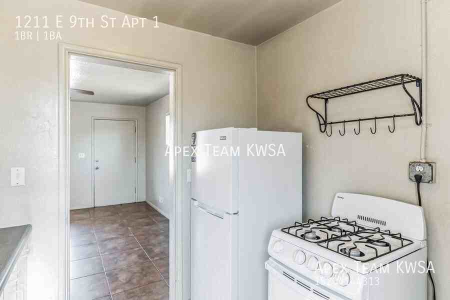 1211 E 9th St Apt 1 - Photo 6 of 28