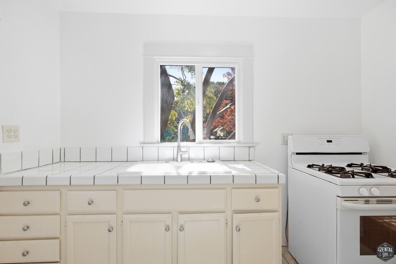 501 Bay St #A - Photo 6 of 19