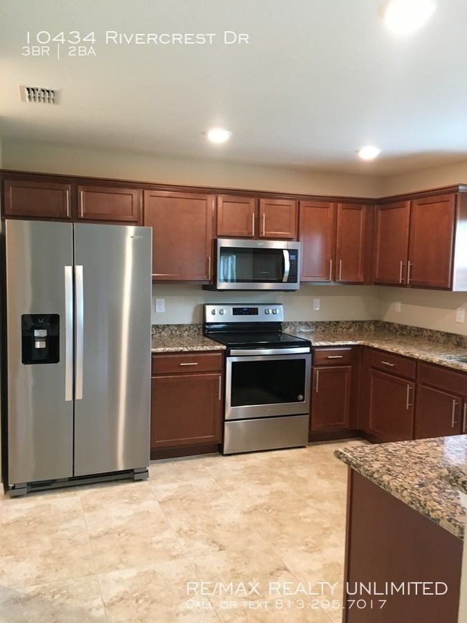 10434 Rivercrest Dr - Photo 2 of 17