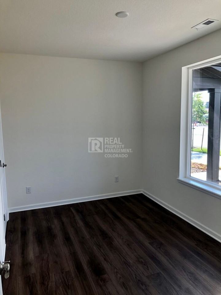 5070 Ward Rd - Photo 6 of 26