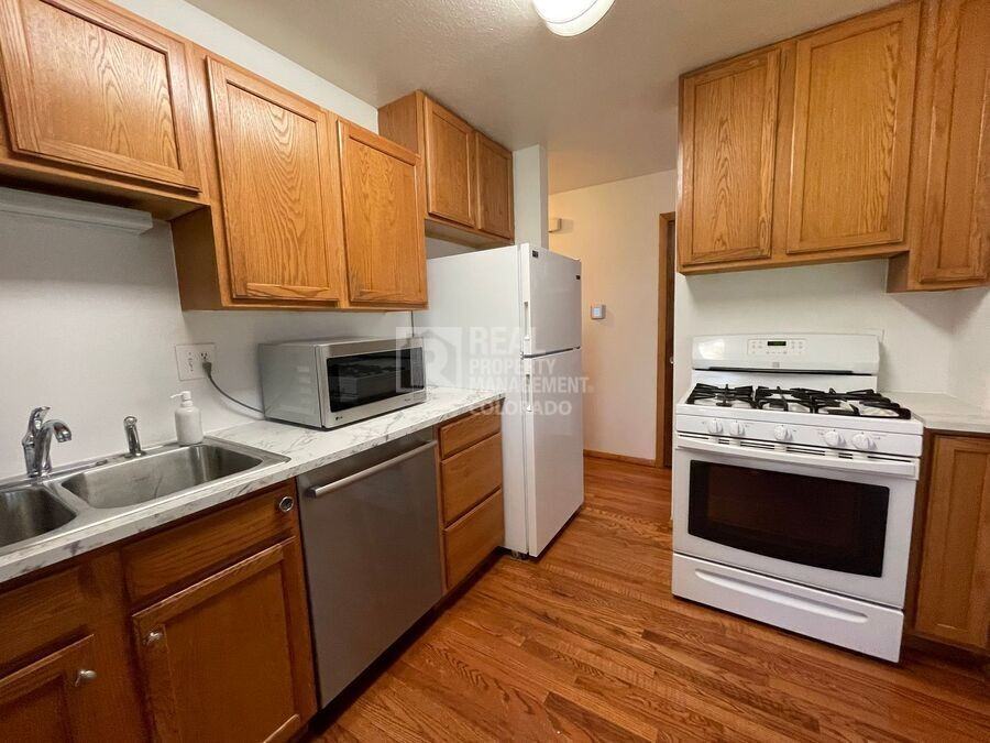1620 Main St - Photo 2 of 13