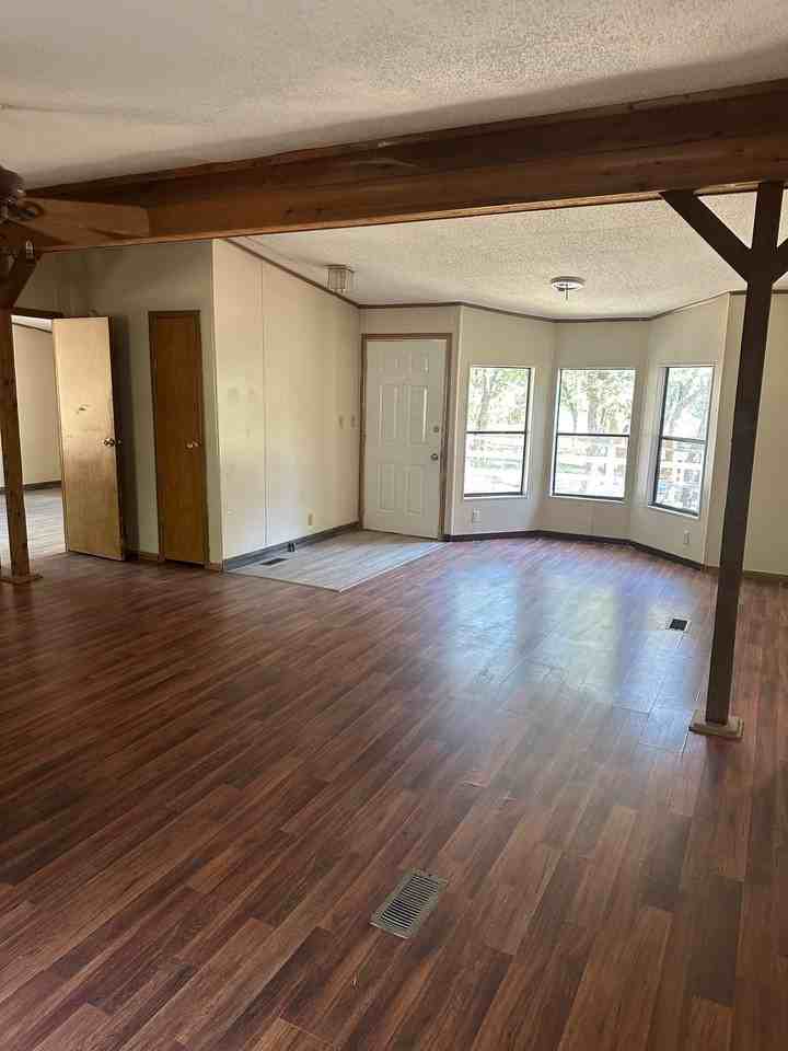 301 Oakgrove Cir - Photo 4 of 21