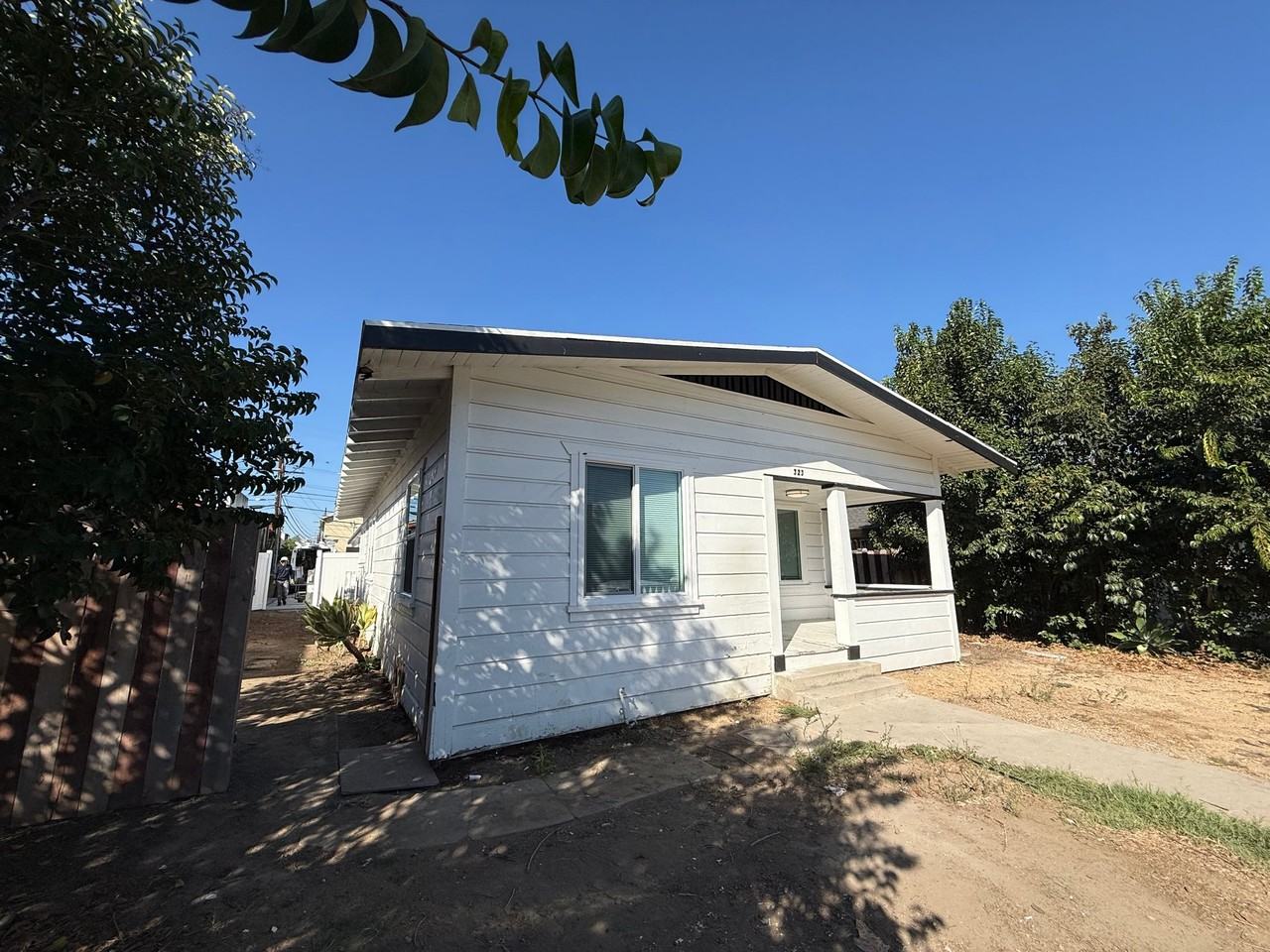 323 S Kroeger St - Photo 2 of 21