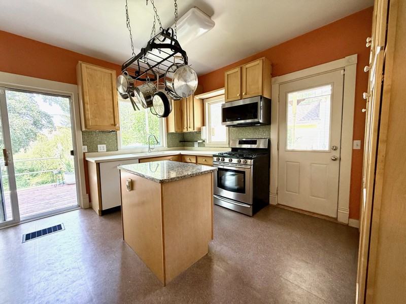 124 Highland St - Photo 4 of 14