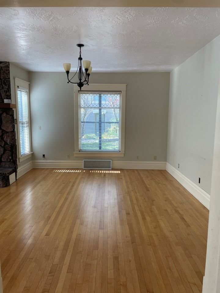 440 W Lawrence St - Photo 6 of 10