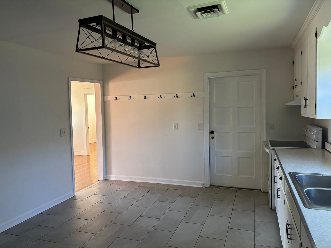 511 Cadmus Dr - Photo 3 of 15
