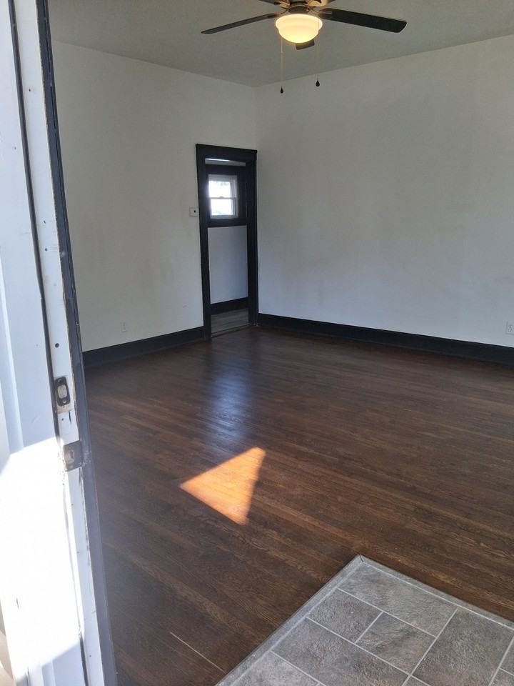 2556 Pleasant Ave - Photo 2 of 19