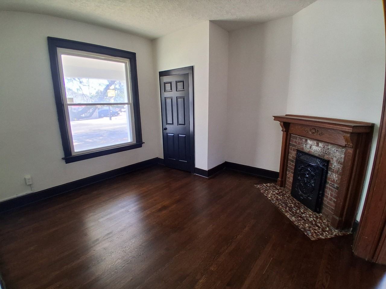 2556 Pleasant Ave - Photo 4 of 19