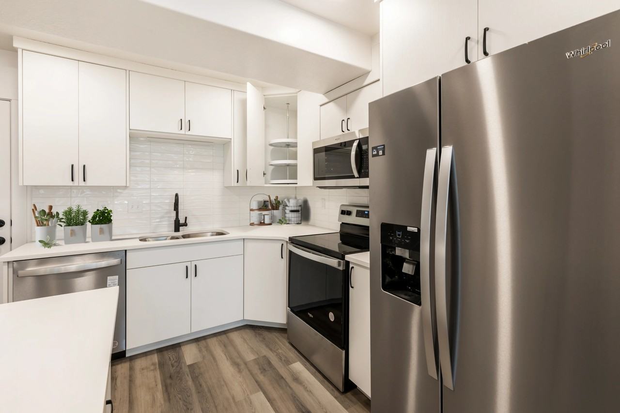 635 40th St #907 - Photo 3 of 19