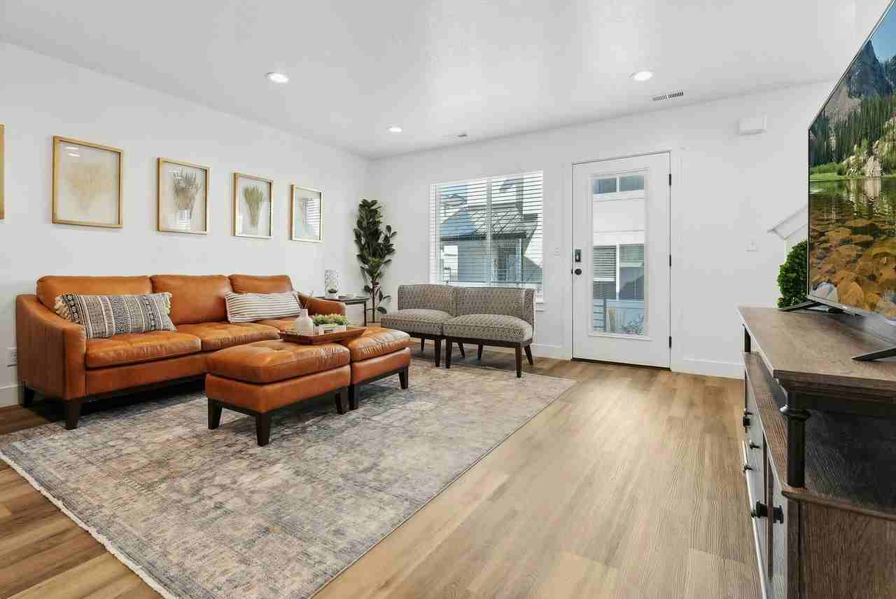 635 40th St #907 - Photo 4 of 19