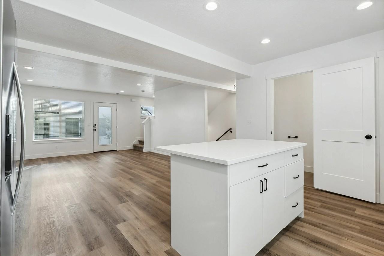 635 40th St #907 - Photo 5 of 19