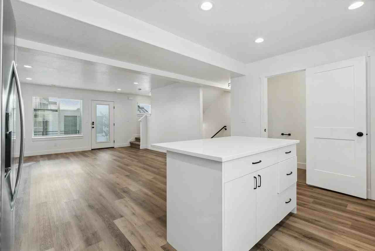 635 40th St #306 - Photo 5 of 19