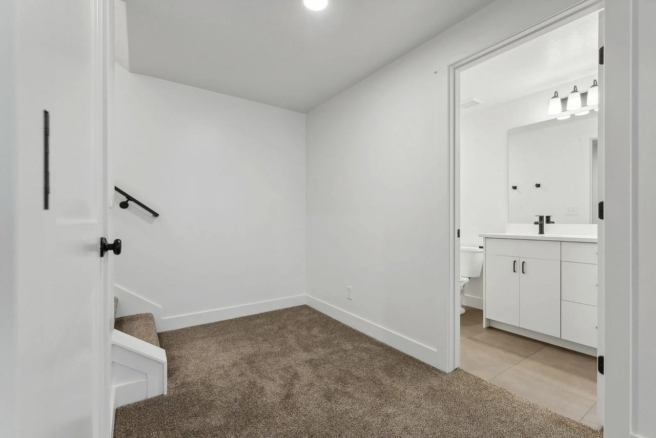 635 40th St #804 - Photo 2 of 27