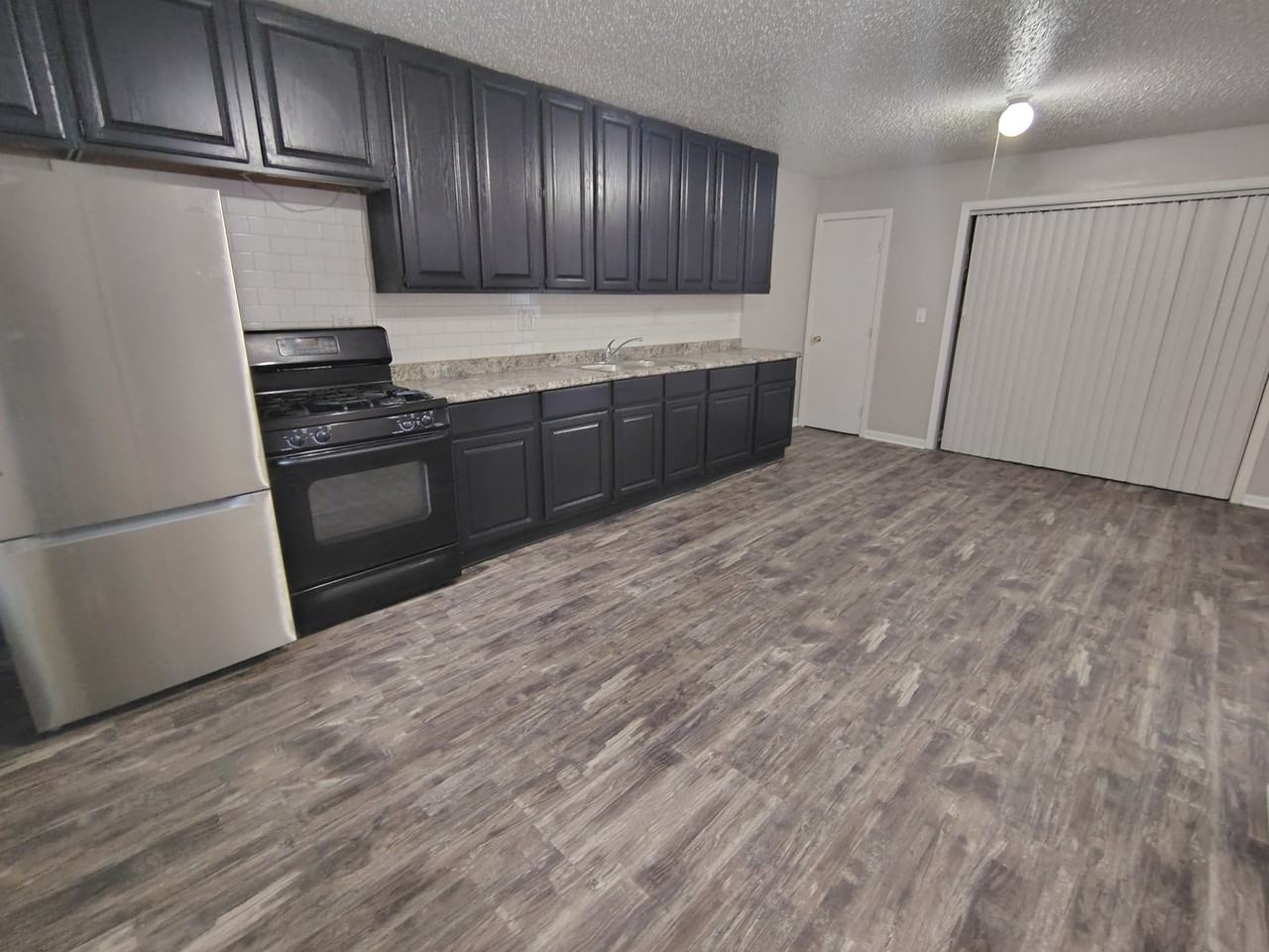 907 Short St #B - Photo 3 of 7