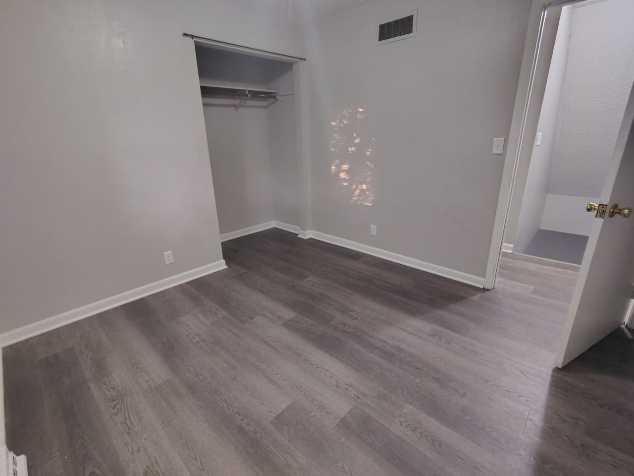 907 Short St #B - Photo 4 of 7