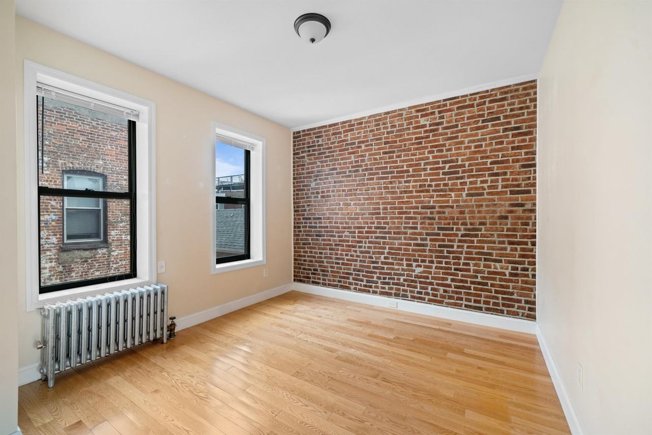 152 New York Ave - Photo 3 of 21