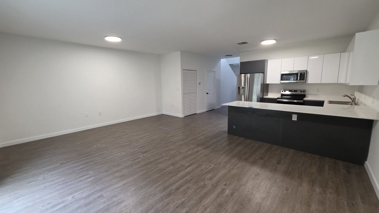 1589 Nw 29th Rd #7 - Photo 7 of 23
