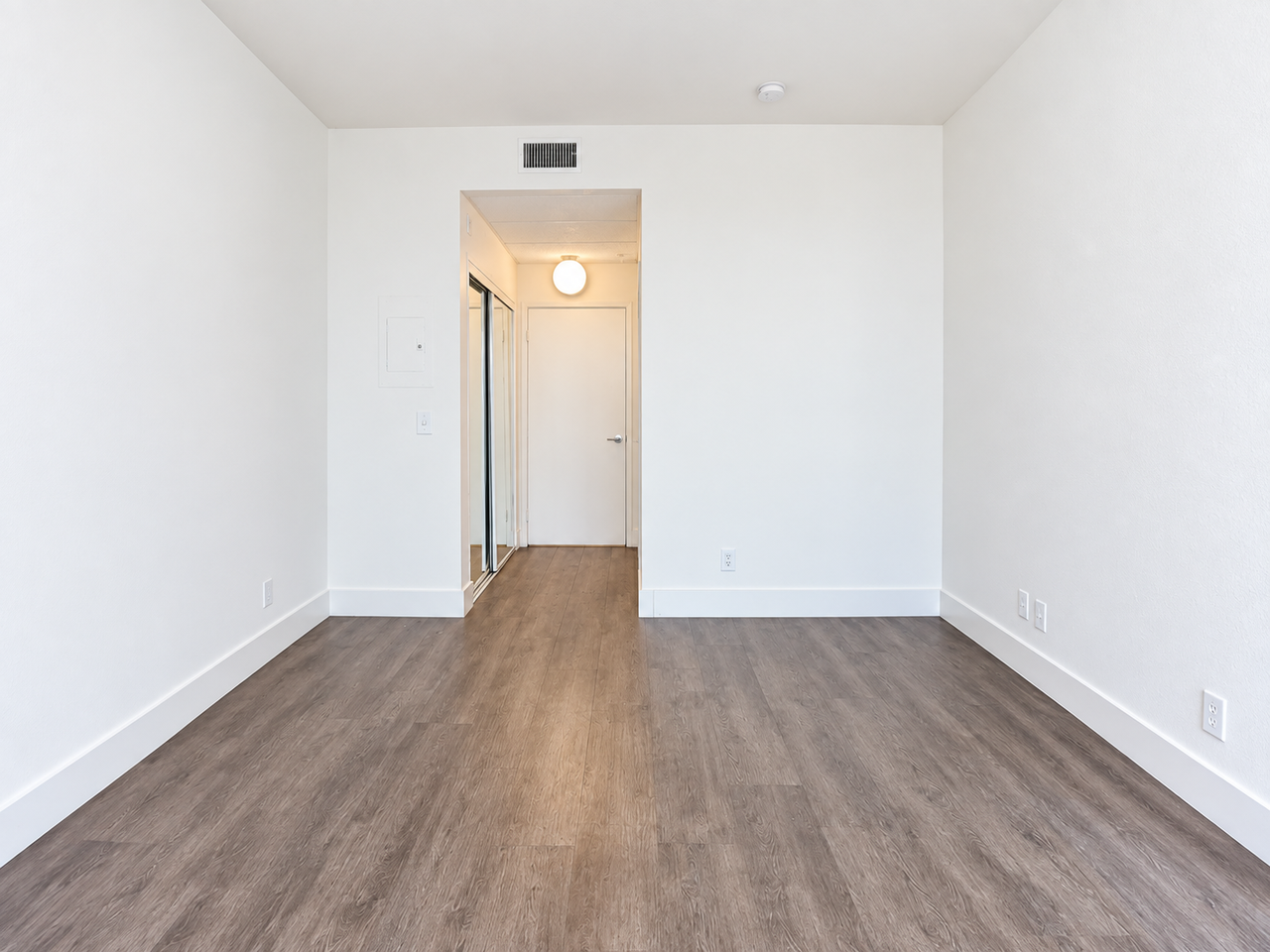 II657 Oxnard St, Unit 132 - Photo 2 of 30