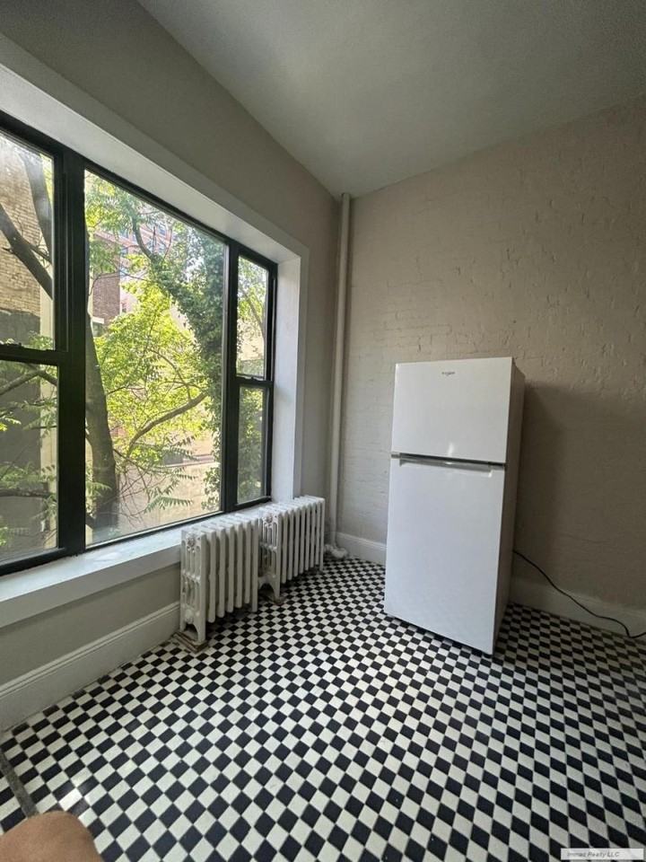 318 W 106th St - Photo 4 of 10