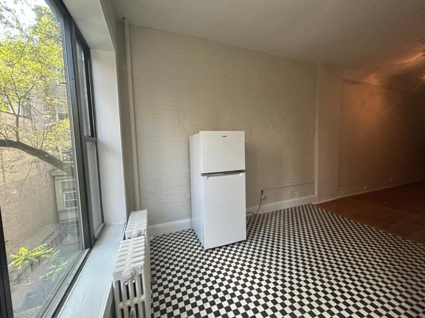318 W 106th St - Photo 5 of 10