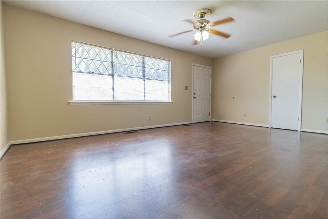 702 Nw 8th St - Photo 2 of 18