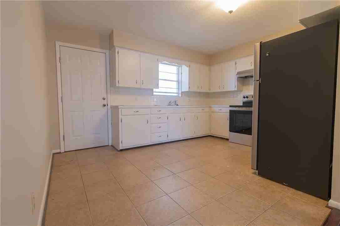 702 Nw 8th St - Photo 5 of 18