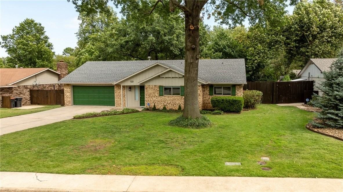 1607 Greenbriar St - Photo 2 of 30