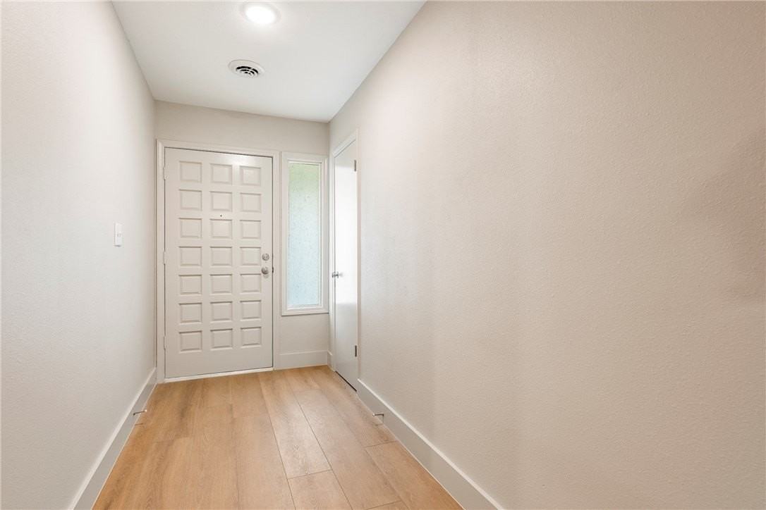 1607 Greenbriar St - Photo 5 of 30