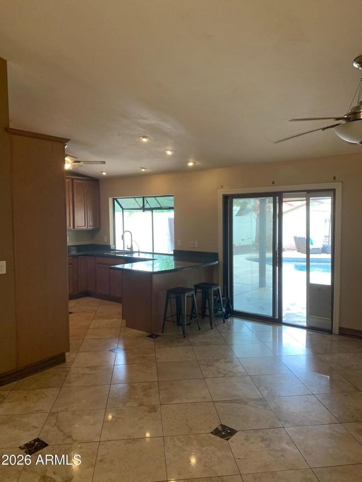 435 E Larkspur Ln - Photo 3 of 21