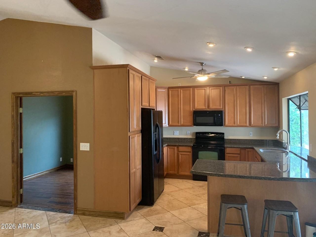 435 E Larkspur Ln - Photo 4 of 21