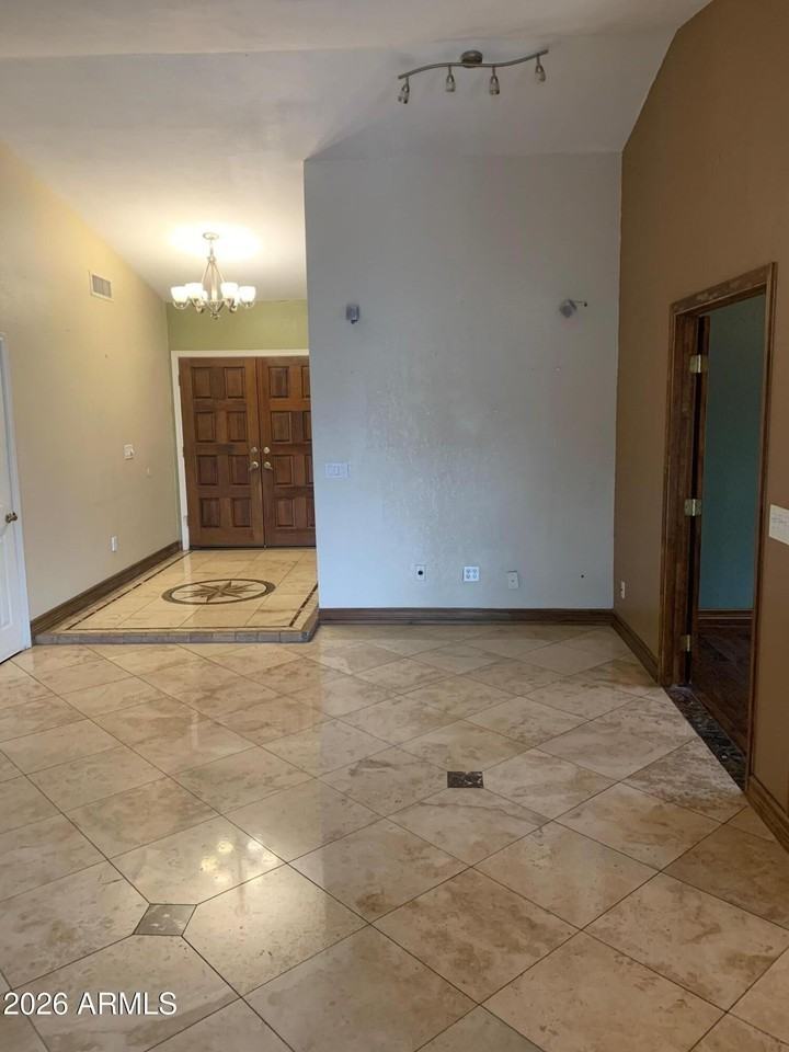 435 E Larkspur Ln - Photo 6 of 21